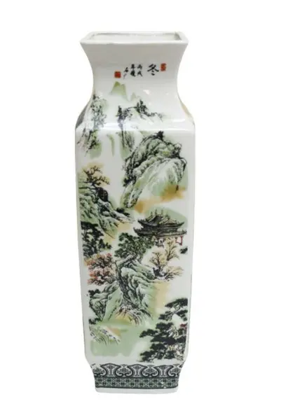 Foto de um(a) Vaso oriental em cerâmica, da categoria de Vasos. Vaso oriental em cerâmica com decoração de cenas típicas do cotidiano. Medidas 30 cm de altura. Mostrado de uma perspectiva diferente. Vendido no marketplace Trésors.