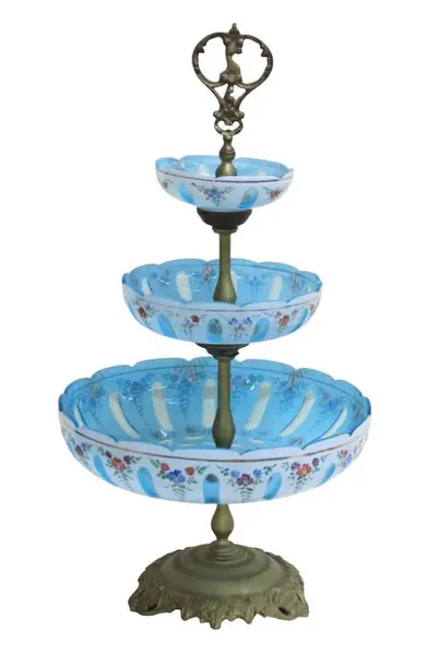 Foto de um(a) Centro de mesa de três andares em overley, da categoria de Centro de mesa. Exuberante centro de mesa de três andares em overley na tonalidade azul e branca, com decoração floral pintado à mão em... Vendido no marketplace Trésors.