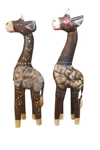 Foto de um(a) Par de girafas de Bali, da categoria de Modelos e estatuetas. Par de girafas esculpidas e pintadas à mão, artesanato de Bali. Pelo seu pescoço longo, a girafa é vista como o animal que... Vendido no marketplace Trésors.