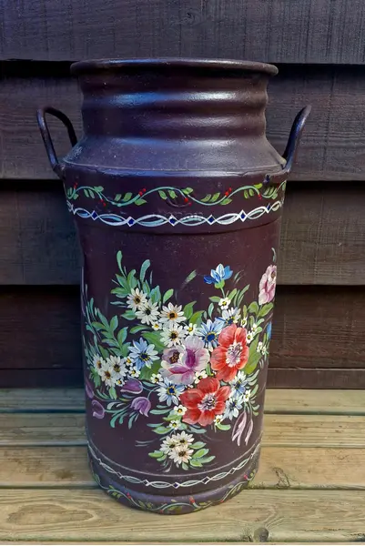 Foto de um(a) Lindo latão de leite vintage com pintura Bauer, da categoria de Outros colecionáveis. Lindo latão de leite antigo decorado com a técnica de pintura conhecida como Bauernmalerei. Originalmente utilizados para o... Mostrado de uma perspectiva diferente. Vendido no marketplace Trésors.