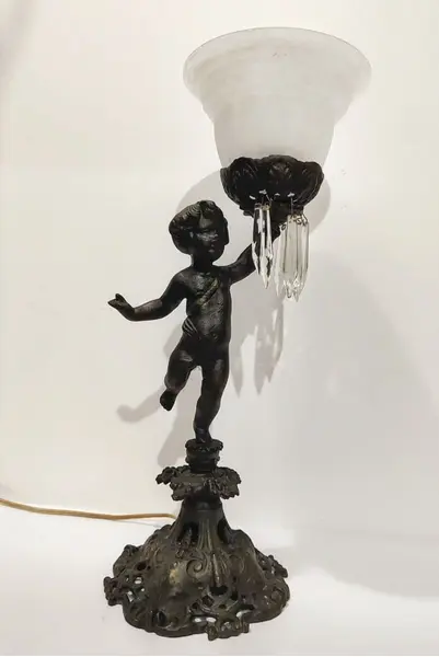 Foto de um(a) Luminária Querubim, Década de 1970, da categoria de Abajures. Luminária querubim em alumínio fundido com pátina bronze, cúpula em opalina e pingentes em cristal facetado, década de 1970.... Mostrado de uma perspectiva diferente. Vendido no marketplace Trésors.