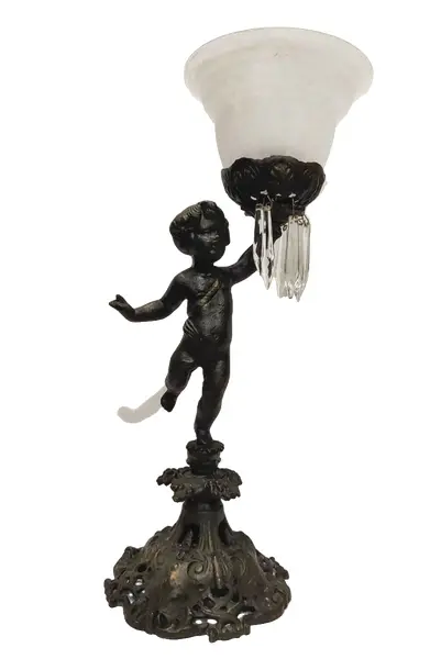 Foto de um(a) Luminária Querubim, Década de 1970, da categoria de Abajures. Luminária querubim em alumínio fundido com pátina bronze, cúpula em opalina e pingentes em cristal facetado, década de 1970.... Vendido no marketplace Trésors.