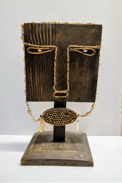 Foto de um(a) Escultura Africana em Madeira, Conchas, Sisal, Década de 1980, da categoria de Escultura. Escultura africana em madeira, conchas, sisal. Base também em madeira, década de 1980.Mede 46cm de altura, 24cm de largura e... Mostrado de uma perspectiva diferente. Vendido no marketplace Trésors.