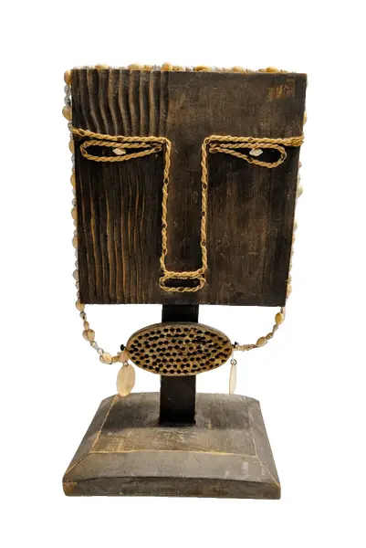 Foto de um(a) Escultura Africana em Madeira, Conchas, Sisal, Década de 1980, da categoria de Escultura. Escultura africana em madeira, conchas, sisal. Base também em madeira, década de 1980.Mede 46cm de altura, 24cm de largura e... Vendido no marketplace Trésors.