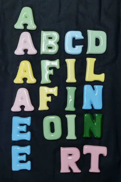 Foto de um(a) Combo de Letrinhas em Porcelana, Década de 1990, da categoria de Outros objetos decorativos. Combo com 20 letras maiúsculas coloridas e variadas em porcelana vitrificada, década de 1990.A: 9,5 cm / L: 4 cm até 9,5... Mostrado de uma perspectiva diferente. Vendido no marketplace Trésors.