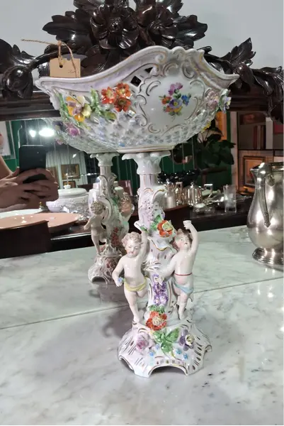 Foto de um(a) Centro de mesa ou fruteira porcelana alemã Dresden (1890-1920), da categoria de Centro de mesa. Espetacular centro de mesa (fruteira pedestal) em legítima porcelana alemã de Dresden, ricamente policromada e com detalhes... Mostrado de uma perspectiva diferente. Vendido no marketplace Trésors.