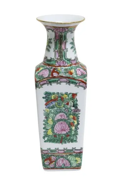 Foto de um(a) Vaso oriental em porcelana, da categoria de Vasos. Vaso oriental em porcelana branca com decoração de flores e pássaros em policromia pintados à mão. Apresenta selo vermelho... Vendido no marketplace Trésors.