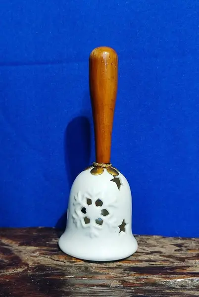 Foto de um(a) Sino Natalina, Porcelana e Madeira, Década de 2000, da categoria de Outros objetos decorativos. Sineta natalina de mesa em porcelana branca com estrelas e cristais de água esculpidos e recortados, cabo em madeira e... Mostrado de uma perspectiva diferente. Vendido no marketplace Trésors.