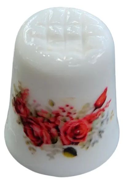 Foto de um(a) Dedal de Coleção em Porcelana – Floral Rosas Vermelhas, da categoria de Outros colecionáveis. Este delicado dedal em porcelana é uma peça clássica de colecionismo, unindo funcionalidade e estética romântica. Com um... Vendido no marketplace Trésors.