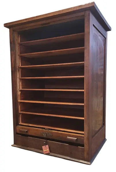 Foto de um(a) Arquivo Xerife Centenário em Imbuia Maciça, da categoria de Arquivos e Gaveteiros. Apresentamos uma peça histórica de imponente presença: um Arquivo Xerife original do início do século XX. Construído... Mostrado de uma perspectiva diferente. Vendido no marketplace Trésors.