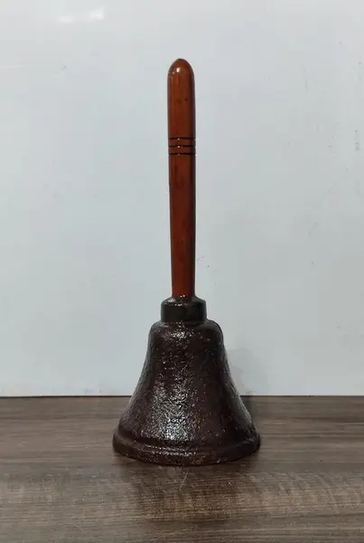 Foto de um(a) Sineta de Mesa em Metal, Madeira e Ferro, Década de 1940, da categoria de Outros objetos decorativos. Sineta de mesa antiga em metal oxidado e preservado, haste em madeira e badalo de ferro, década de 1940 A: 18,5 cm... Mostrado de uma perspectiva diferente. Vendido no marketplace Trésors.