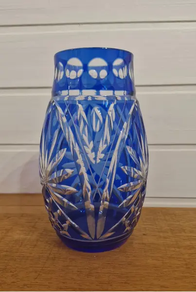 Foto de um(a) Belíssimo vaso em cristal double blue ricamente lapidado, da categoria de Vasos. Magnífico vaso de cristal, uma obra-prima de sofisticação e contraste, exibindo uma tonalidade azul-cobalto profunda,... Mostrado de uma perspectiva diferente. Vendido no marketplace Trésors.