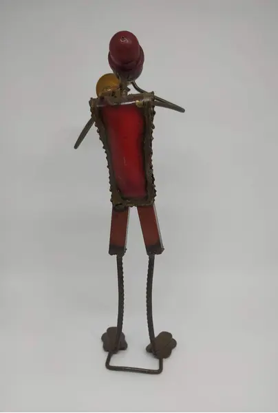 Foto de um(a) PAR DE ESCULTURAS MÚSICOS EM FERRO E SUCATA, da categoria de Escultura. Par de esculturas feitas por artista de Gana, em ferro e sucata representando músicos africanos. MEDE A: 40cm e 30cm L: 11cm... Mostrado de uma perspectiva diferente. Vendido no marketplace Trésors.