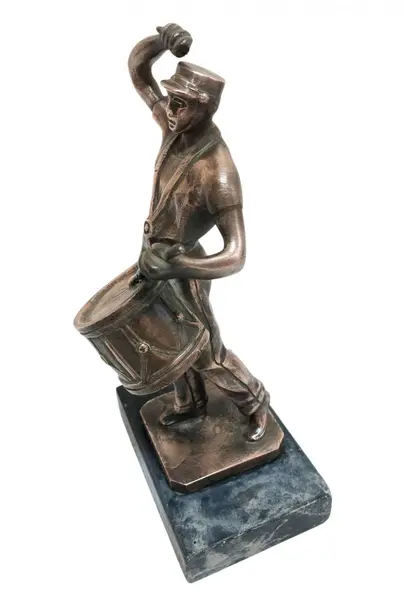 Foto de um(a) Escultura em bronze maciço figura masculina, da categoria de Escultura. Sólida escultura de bronze maciço representando figura masculina tocando instrumento musical. Assente em base retangular,... Mostrado de uma perspectiva diferente. Vendido no marketplace Trésors.