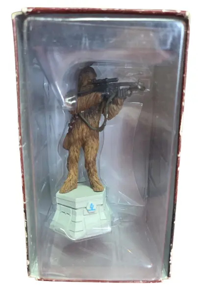 Foto de um(a) Estátua Chewbacca Star Wars - Peça de Xadrez Colecionável (Bispo Branco) - Pintado à Mão, da categoria de Figuras de ação. Leve para sua coleção um dos personagens mais icônicos da saga Star Wars: o lendário Wookiee, Chewbacca. Esta peça não é... Mostrado de uma perspectiva diferente. Vendido no marketplace Trésors.