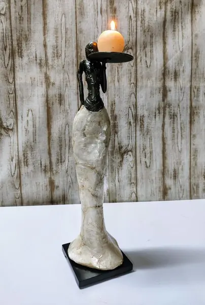 Foto de um(a) Escultura em Resina Representando Mulher Africana, Década de 2000, da categoria de Escultura. Escultura em resina representando uma africana: corpo e bandeja revestido com madrepérola, parte do corpo com pátina bronze... Mostrado de uma perspectiva diferente. Vendido no marketplace Trésors.
