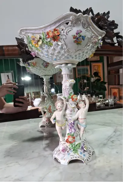 Foto de um(a) Centro de mesa ou fruteira porcelana alemã Dresden (1890-1920), da categoria de Centro de mesa. Espetacular centro de mesa (fruteira pedestal) em legítima porcelana alemã de Dresden, ricamente policromada e com detalhes... Mostrado de uma perspectiva diferente. Vendido no marketplace Trésors.
