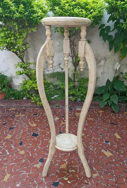 Foto de um(a) Floreira em madeira nobre com pátina, da categoria de Móveis para jardim. Linda floreira em madeira nobre com pátina imitando marmore. Medidas : altura 1,06 cm x largura 36 cm x base 30 cm. Mostrado de uma perspectiva diferente. Vendido no marketplace Trésors.