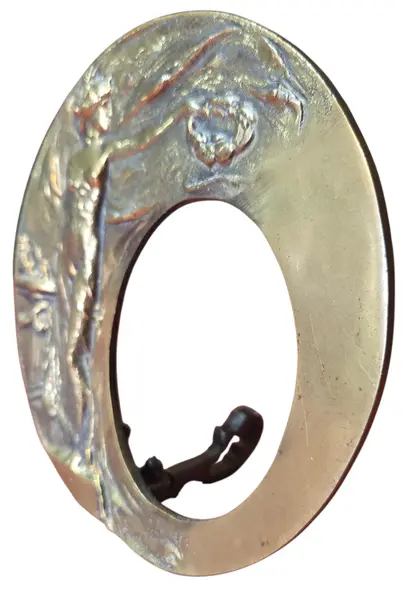 Foto de um(a) Porta-Retrato de Bronze: Elegância Atemporal, da categoria de Porta retratos. Diferente das molduras comuns, o porta-retrato de bronze é uma peça de alta durabilidade e peso, que traz um ar de... Mostrado de uma perspectiva diferente. Vendido no marketplace Trésors.