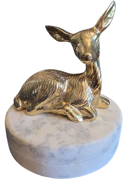 Foto de um(a) Alce Majestoso: Escultura de Bronze sobre Base de Mármore, da categoria de Escultura. Uma peça que evoca a grandiosidade e a serenidade da natureza selvagem. Esta impressionante escultura de alce,... Vendido no marketplace Trésors.