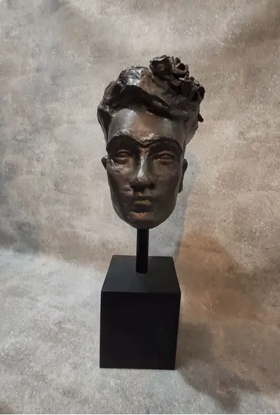 Foto de um(a) Busto Frida Kahlo 00'S, da categoria de Escultura. Busto Frida Kahlo em técnica mista com pátina bronze oxidado e envelhecida, base cubo em madeira ebanizada peça única... Mostrado de uma perspectiva diferente. Vendido no marketplace Trésors.