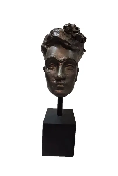 Foto de um(a) Busto Frida Kahlo 00'S, da categoria de Escultura. Busto Frida Kahlo em técnica mista com pátina bronze oxidado e envelhecida, base cubo em madeira ebanizada peça única... Vendido no marketplace Trésors.