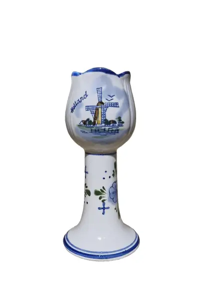 Foto de um(a) Antigo castiçal Delft Holland formato de tulipa, da categoria de Castiçais. Este encantador castiçal de cerâmica Delft Holland é uma peça autêntica de artesanato holandês, destacando-se por seu... Vendido no marketplace Trésors.