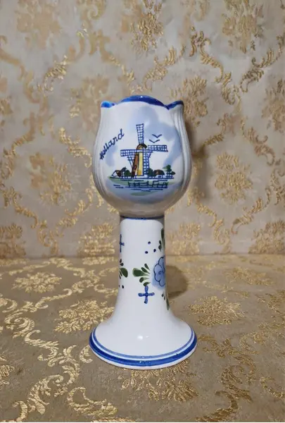 Foto de um(a) Antigo castiçal Delft Holland formato de tulipa, da categoria de Castiçais. Este encantador castiçal de cerâmica Delft Holland é uma peça autêntica de artesanato holandês, destacando-se por seu... Mostrado de uma perspectiva diferente. Vendido no marketplace Trésors.