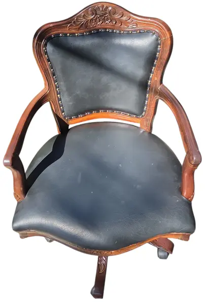 Foto de um(a) Cadeira de Escritório Giratória em Jequitibá Maciço e Couro Legítimo – Entalhada à Mão, da categoria de Cadeiras de escritório. Esta magnífica cadeira de escritório é uma peça que une a nobreza da madeira de Jequitibá maciça com o conforto e prestígio... Mostrado de uma perspectiva diferente. Vendido no marketplace Trésors.
