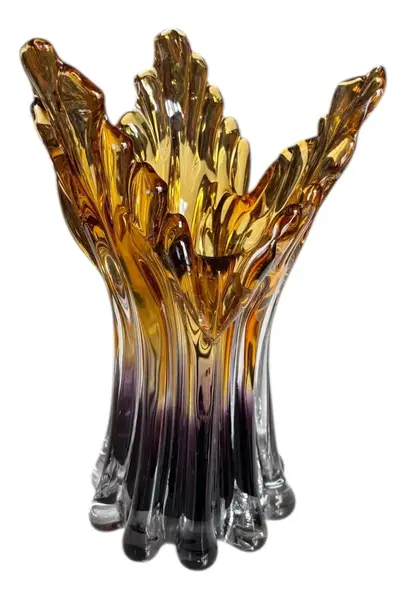 Foto de um(a) Antigo Vaso Cornucópia Em Murano Italiano Âmbar Art Deco, da categoria de Vasos. Belíssimo vaso de Murano artístico, feito à mão. Formato icônico, da mesma época das cornucópias. Década de 1960/70.Linda... Vendido no marketplace Trésors.
