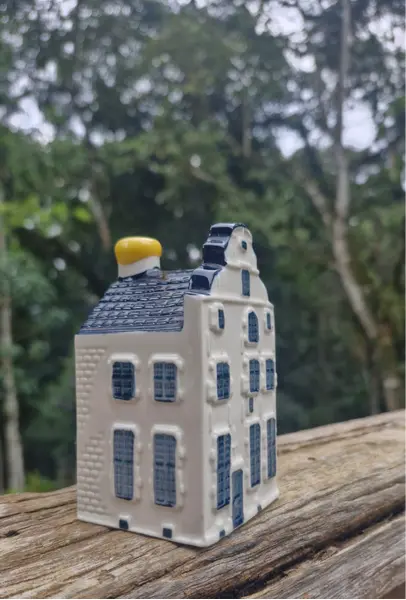 Foto de um(a) Rara Miniatura Casinha Holandesa KLM Bols Delft Nº 84, da categoria de Outros colecionáveis. Linda e autêntica casinha de porcelana holandesa Delft Blue, distribuída exclusivamente aos passageiros da classe executiva... Mostrado de uma perspectiva diferente. Vendido no marketplace Trésors.