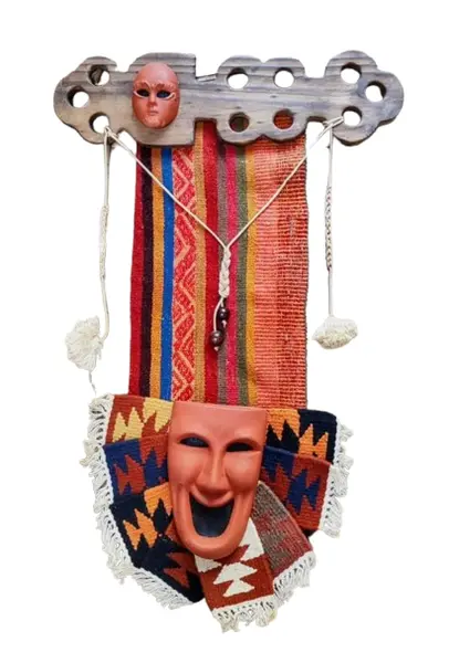 Foto de um(a) Tapeçaria de Parede em Kilim, Madeira e Cerâmica. Peça Única., da categoria de Tapeçaria. Tapeçaria de parede em kilim, madeira e cerâmica, década de 1980 peça única pelo designer marcelus ribas. A: 75 cm / L: 45... Vendido no marketplace Trésors.