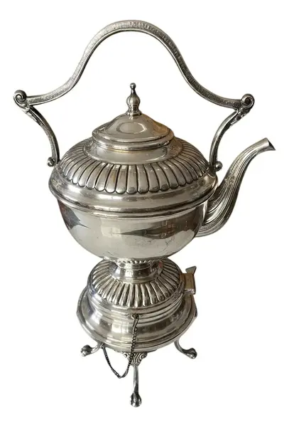 Foto de um(a) Antigo Raro Samovar Bule Completo Prata Inglesa Sheffield, da categoria de Chaleiras. ~ Sheffield ~Antigo e finíssimo samovar em metal espessurado a prata, estilo inglês. Todo original, com detalhes em relevo,... Vendido no marketplace Trésors.
