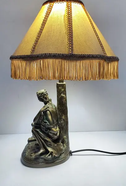 Foto de um(a) Abajur Cena Galante em Resina Italiana, da categoria de Abajures. Abajur cena galante em resina italiana com pátina bronze envelhecida e oxidada, cúpula gomada com tecido cru e passamanaria... Mostrado de uma perspectiva diferente. Vendido no marketplace Trésors.