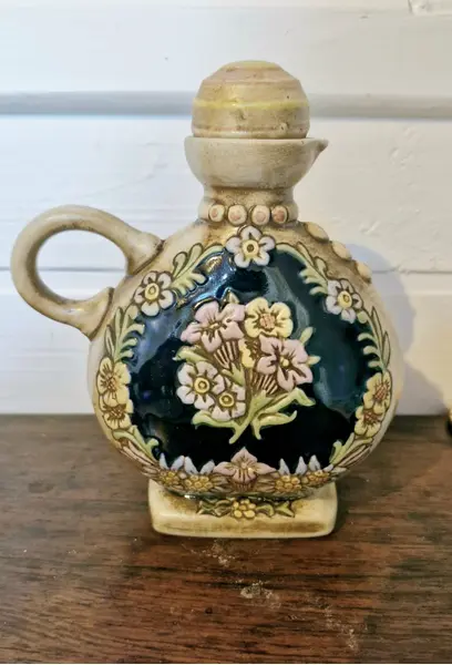 Foto de um(a) Antiga licoreira com 6 copinhos - Peça de coleção, da categoria de Conjuntos de servir. Raro e antigo conjunto de licoreira com 6 copinhos da marca Ceramarte, com trabalho em relevo em policromia, representando... Mostrado de uma perspectiva diferente. Vendido no marketplace Trésors.