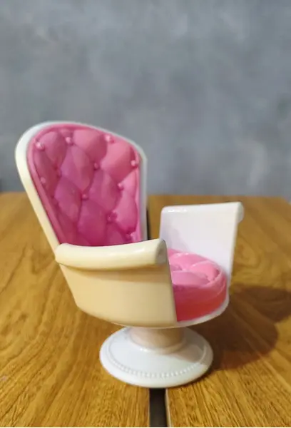 Foto de um(a) Mini Cadeirinha Pink Barbie, Década de 1990, da categoria de Modelos e estatuetas. Miniatura de cadeira em acrílico rosa com capitone e estrutura giratória na cor bege, década de 1990 h: 12,4 cm l: 10,6 cm... Mostrado de uma perspectiva diferente. Vendido no marketplace Trésors.