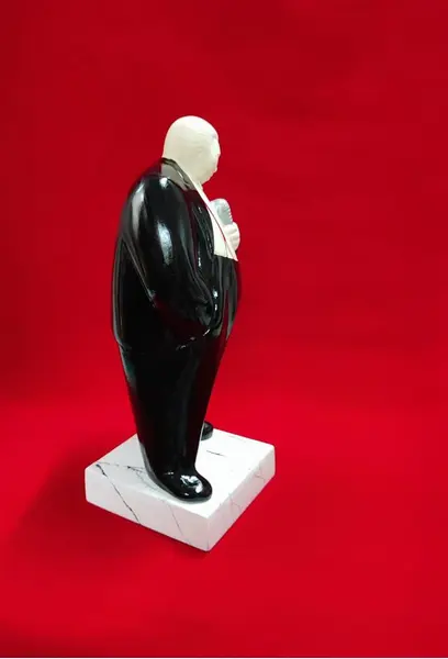 Foto de um(a) Cantor de Jazz, Cerâmica Italiana, Década de 1980, da categoria de Modelos e estatuetas. Cantor de jazz em cerâmica italiana vitrificada e base em resina marmorizada, década de 1989. A: 29 cm / L: 13,5 cm / P: 8,5... Mostrado de uma perspectiva diferente. Vendido no marketplace Trésors.