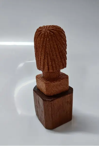 Foto de um(a) Escultura em Pedra de Gres, Década de 1990, da categoria de Escultura. Escultura de mesa em pedra de gres com base em cedro. Decada de 1990. Peça única. A: 14 cm / L: 5,5 cm / P: 5,5 cm / peso:... Mostrado de uma perspectiva diferente. Vendido no marketplace Trésors.