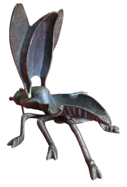 Foto de um(a) Cinzeiro de Mosca em Bronze, da categoria de Cinzeiros. Mostrado de uma perspectiva diferente. Vendido no marketplace Trésors.