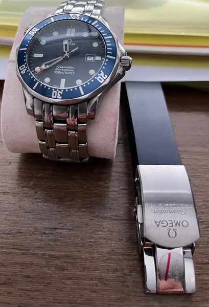 Foto de um(a) Relógio Omega Seamaster, da categoria de Relógios de coluna e chão. Relógio em excelente estado, modelo Seamaster (Referência 2541.80.00): Diâmetro 41 mm, pulseira em aço, QuartzoCor do... Mostrado de uma perspectiva diferente. Vendido no marketplace Trésors.
