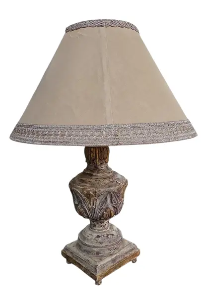 Foto de um(a) Abajur Barroco em Madeira Entalhada à Mão, da categoria de Abajures. Dois lindos abajures barrocos disponíveis. Peça que unem a robustez da madeira nobre à delicadeza do entalhe artesanal,... Mostrado de uma perspectiva diferente. Vendido no marketplace Trésors.