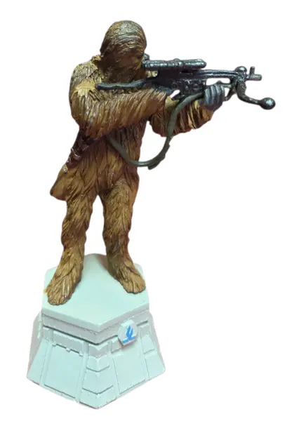 Foto de um(a) Estátua Chewbacca Star Wars - Peça de Xadrez Colecionável (Bispo Branco) - Pintado à Mão, da categoria de Figuras de ação. Leve para sua coleção um dos personagens mais icônicos da saga Star Wars: o lendário Wookiee, Chewbacca. Esta peça não é... Mostrado de uma perspectiva diferente. Vendido no marketplace Trésors.