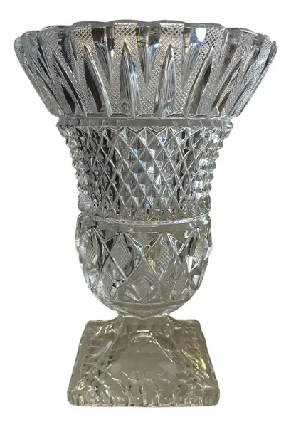 Foto de um(a) Antigo Vaso Cachepot Jarro Modelo Médici Em Cristal Tcheco, da categoria de Vasos. Antigo e clássico vaso artístico, modelo Medici, em cristal Tcheco lapidado à mão. Lapidação estrelada, e ponta de diamante.... Vendido no marketplace Trésors.