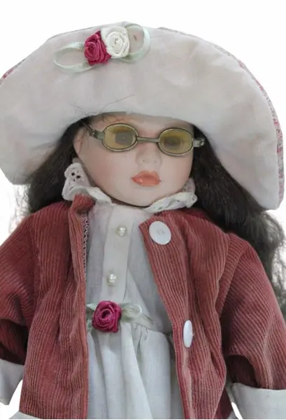 Foto de um(a) Boneca em biscuit, da categoria de Bonecas. Antiga boneca em biscuit com olhos de vidro, apresenta vestimenta de época e acompanha suporte original. Em bom estado,... Mostrado de uma perspectiva diferente. Vendido no marketplace Trésors.