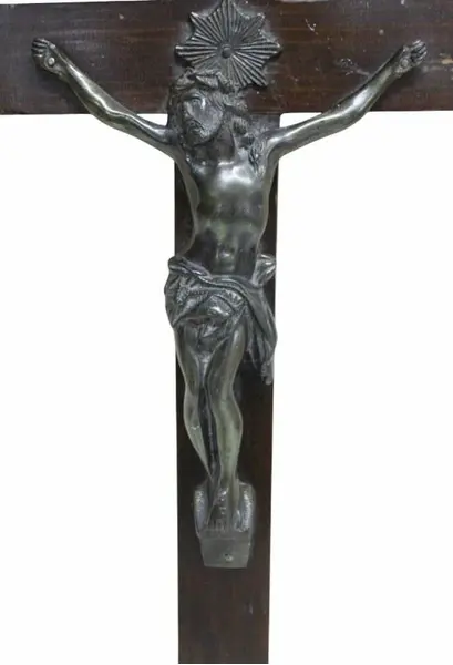 Foto de um(a) Crucifixo em madeira nobre, da categoria de Objetos religiosos e espirituais. Crucifixo em madeira nobre com apliques em metal dourado e corpo de Cristo também em metal dourado, com riqueza de detalhes.... Mostrado de uma perspectiva diferente. Vendido no marketplace Trésors.