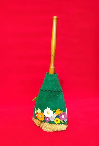 Foto de um(a) Vassourinha de Mesa, Década de 1940, da categoria de Outros objetos decorativos. Vassourinha de mesa com capa de feltro verde e aplicação de flores também em feltro, cerdas de sisal e cabo madeira... Mostrado de uma perspectiva diferente. Vendido no marketplace Trésors.
