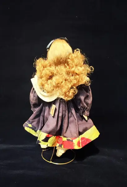 Foto de um(a) Boneca Porcelana e Tecido, Per Bambino, Década de 1990, da categoria de Bonecas. Boneca com membros e cabeça em porcelana, corpo em tecido/enchimento. Vestido original, cabelos de vinil e acompanha suporte... Mostrado de uma perspectiva diferente. Vendido no marketplace Trésors.