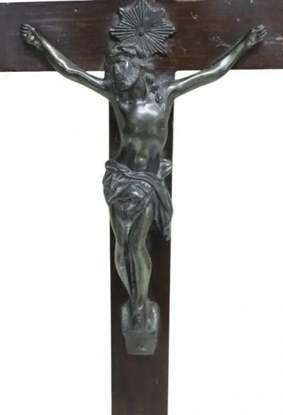 Foto de um(a) Crucifixo em madeira nobre, da categoria de Objetos religiosos e espirituais. Crucifixo em madeira nobre com apliques em metal dourado e corpo de Cristo também em metal dourado, com riqueza de detalhes.... Mostrado de uma perspectiva diferente. Vendido no marketplace Trésors.