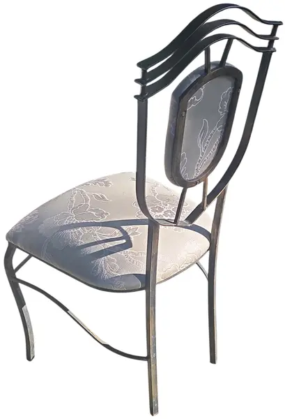 Foto de um(a) Cadeira de Ferro Decorativa com Encosto e Assento Estofado Floral, da categoria de Outras cadeiras. Sofisticada cadeira decorativa que une a robustez do metal com a delicadeza de um design clássico e imponente. Uma peça... Mostrado de uma perspectiva diferente. Vendido no marketplace Trésors.