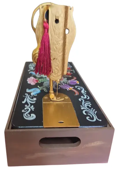 Foto de um(a) Maquina de Costura Decorativa Pintada a Mão, da categoria de Outros colecionáveis. Maquina decorativa pintada a mão. Mostrado de uma perspectiva diferente. Vendido no marketplace Trésors.